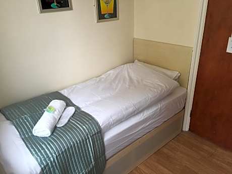 Budget Single Room with Shared Bathroom