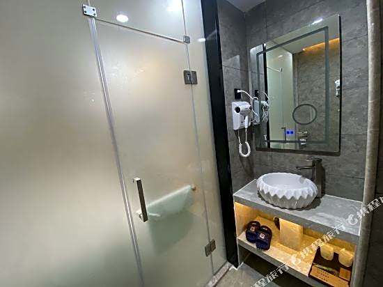 Jinsheng Hotel (Guangzhou Xiancun Metro Station)