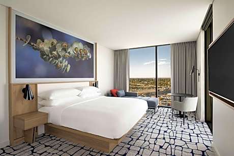 Large Corner King Room with Urban View