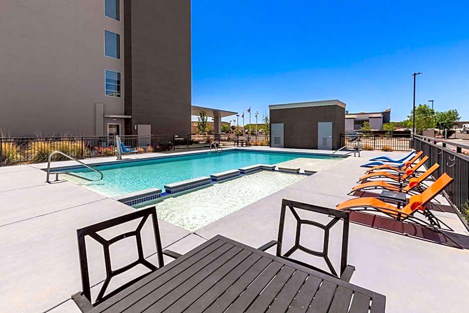 La Quinta Inn & Suites by Wyndham El Paso East Loop-375