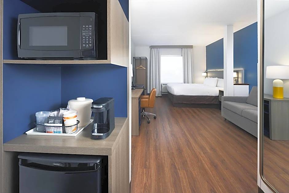 Comfort Suites Outlet Center