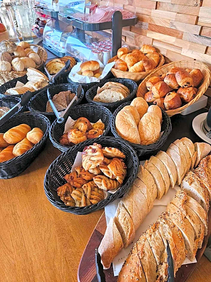 Hotel Westendia and Free Parking Top Breakfast