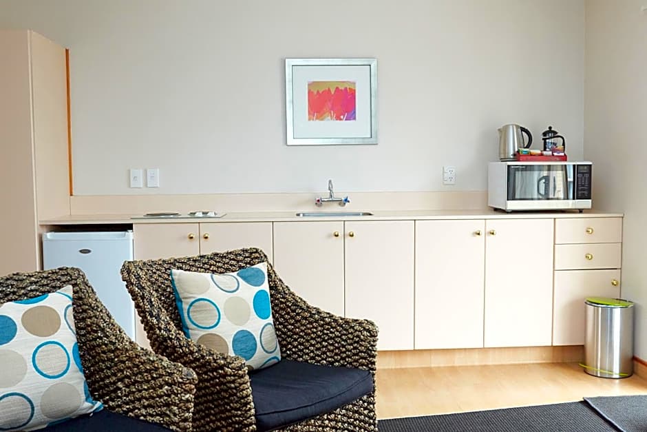 Admiral Court Motel & Apartments