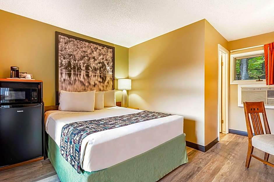 Super 8 by Wyndham Lake George/Downtown