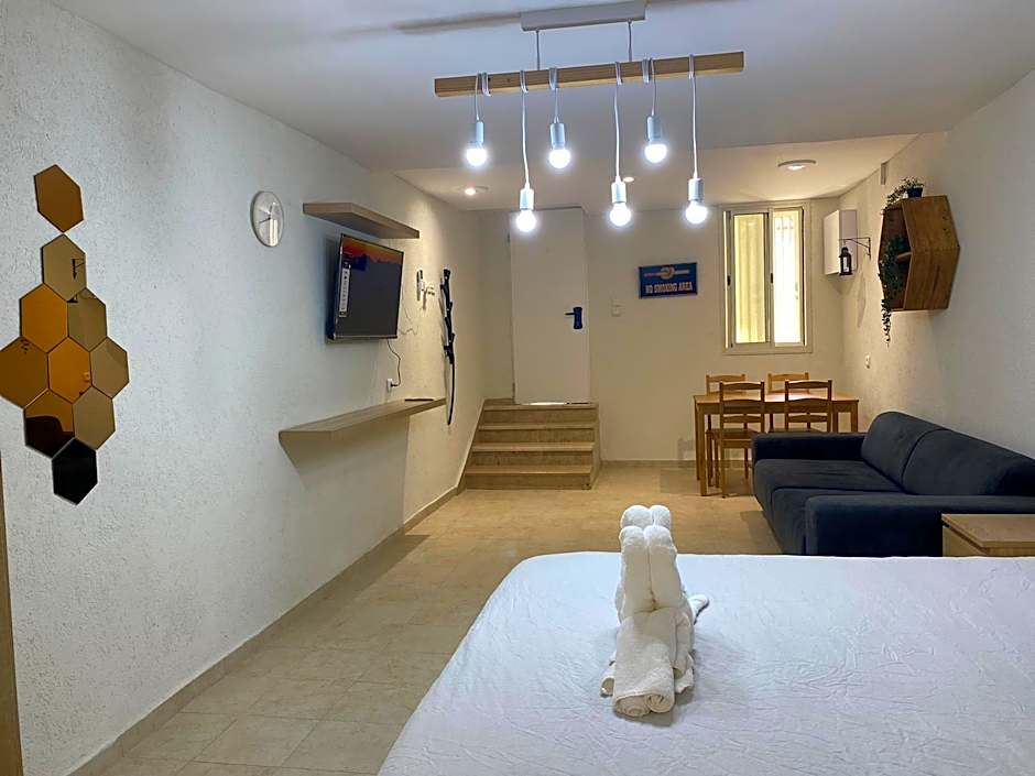 Maya Guest House - German Colony and Bahai Gardens