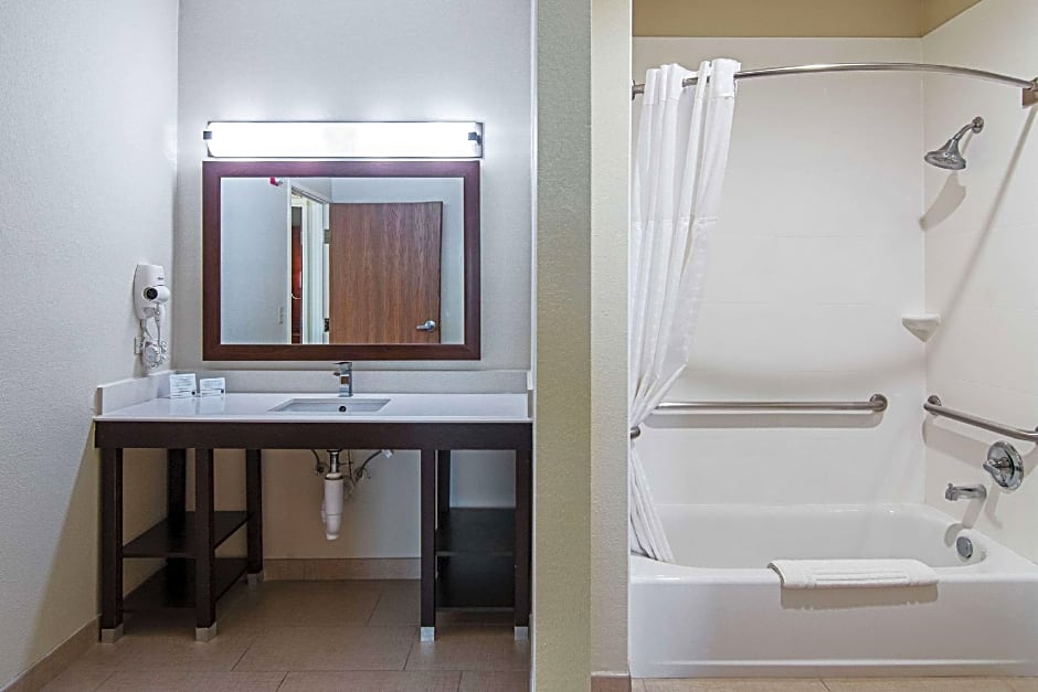 Comfort Suites NW Dallas Near Love Field