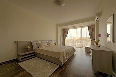 Deluxe Two-Bedroom Apartment with Sea View and Parking Included