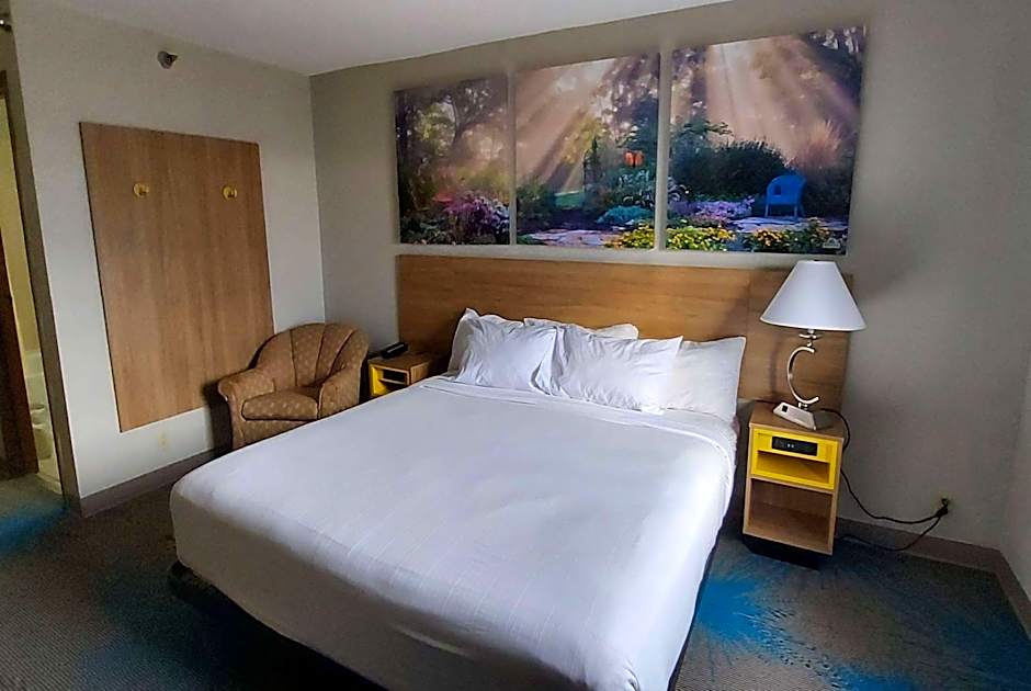 Photo 1 of 8 of 1 King Bed