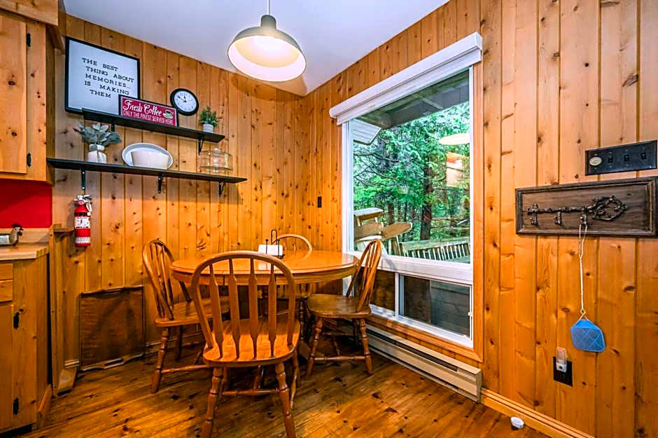 Rustic cabin w Games near Lake & National Park