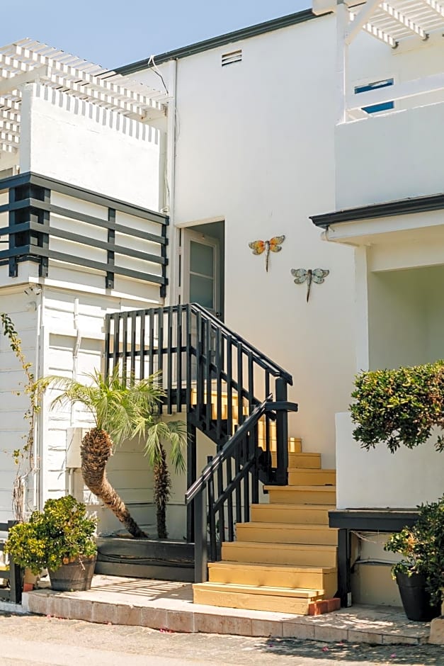 Seaside Laguna Inn & Suites