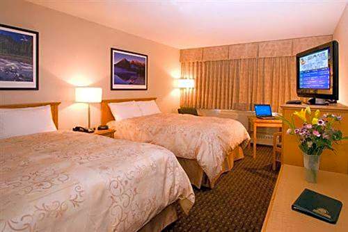 Woodlands Inn & Suites