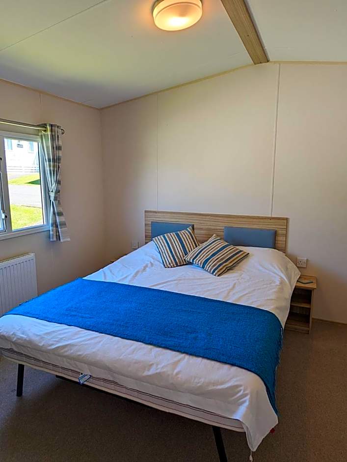 LOVELY BRIGHT MODERN CARAVAN SWANAGE on PEACEFUL AND TRANQUIL HOLIDAY PARK
