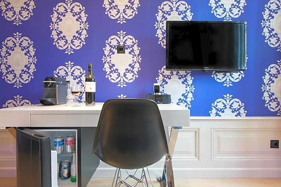 Amsterdam Canal Hotel