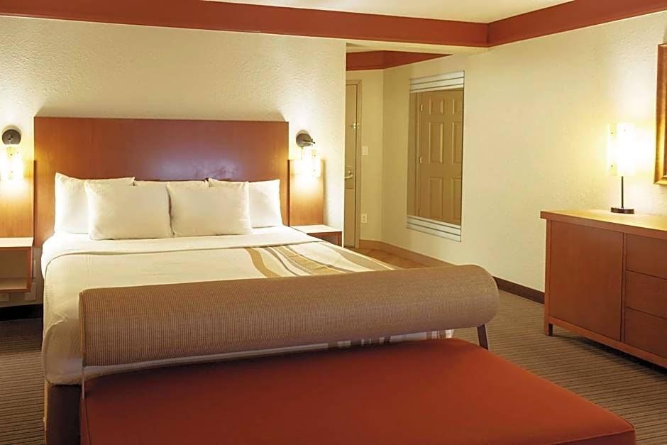 La Quinta Inn & Suites by Wyndham Atlanta Ballpark/Galleria