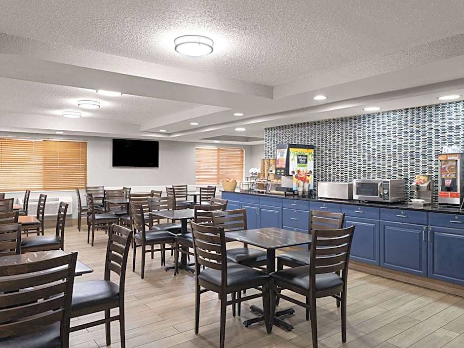 AmericInn by Wyndham Shakopee Near Canterbury Park