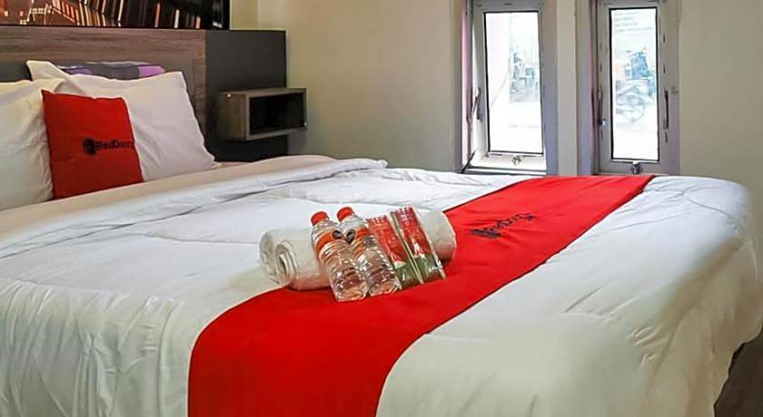 RedDoorz Plus @ Taman Madiun