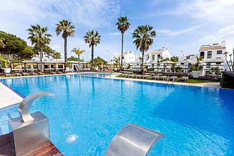 Apartamentos Honorio - Pool and Garden