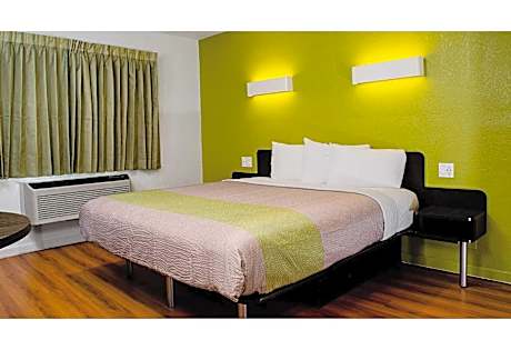 1 King Bed | Non-Smoking, Kitchen