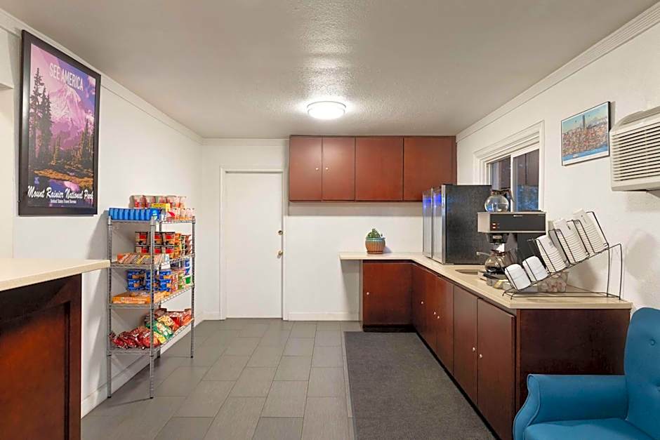 Travelodge by Wyndham Everett City Center