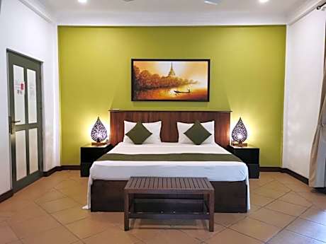 Deluxe Double Room With One Way Airport Transfer