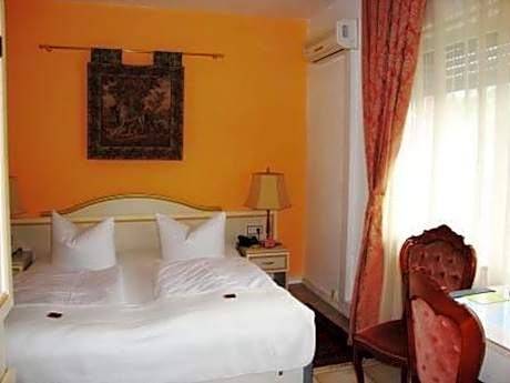 Doppelzimmer-Standard-Eigenes Badezimmer-Strassenblick