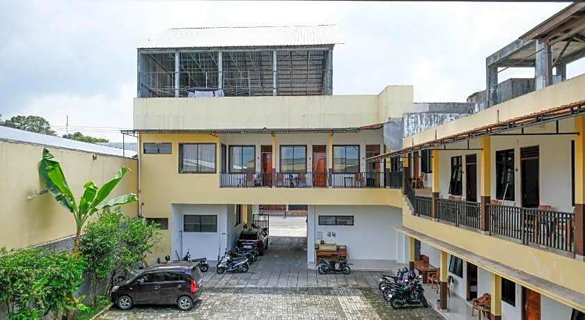 RedDoorz near Alun Alun Wonosobo