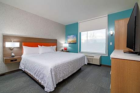 1King Mobility/Hearing Access Tub Suite