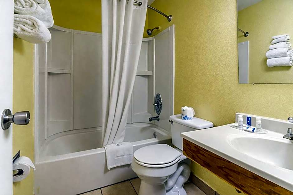 Rodeway Inn & Suites Jacksonville near Camp Lejeune