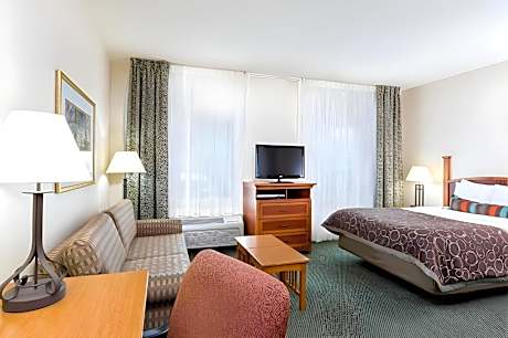 1 Queen 1 Bedroom Suite Mobility AccessibleTub