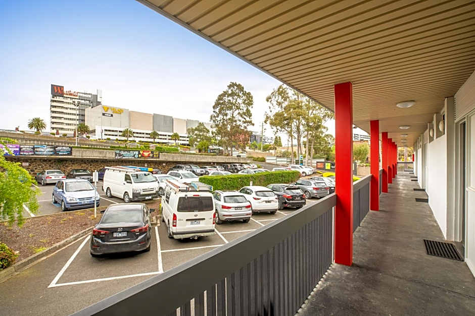 Nightcap at Shoppingtown Hotel