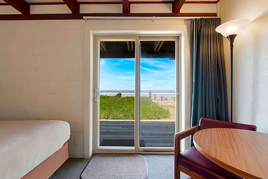 Crescent Beach Motel