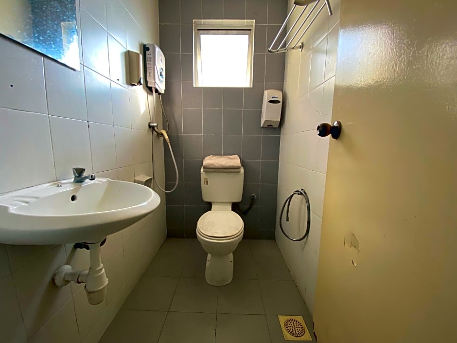 OYO 89760 Harmoni Inn Hotel