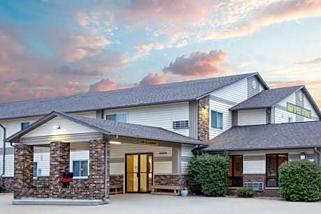 Super 8 by Wyndham Waverly