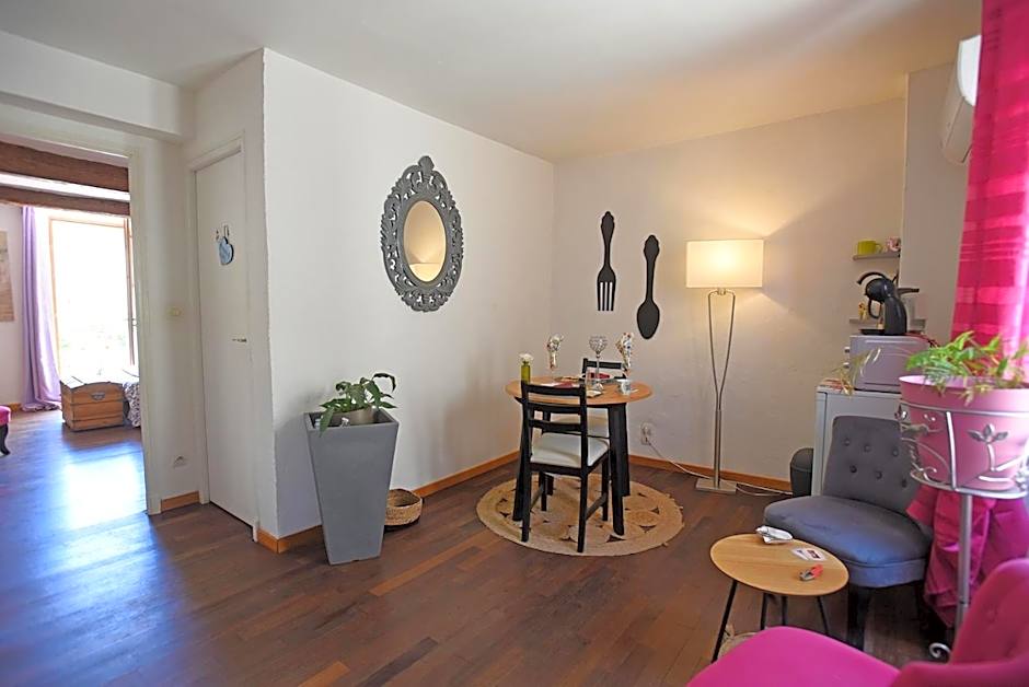 L'AMARILYS chambre d'hôte au coeur du village, terrasse avec vue sur le château