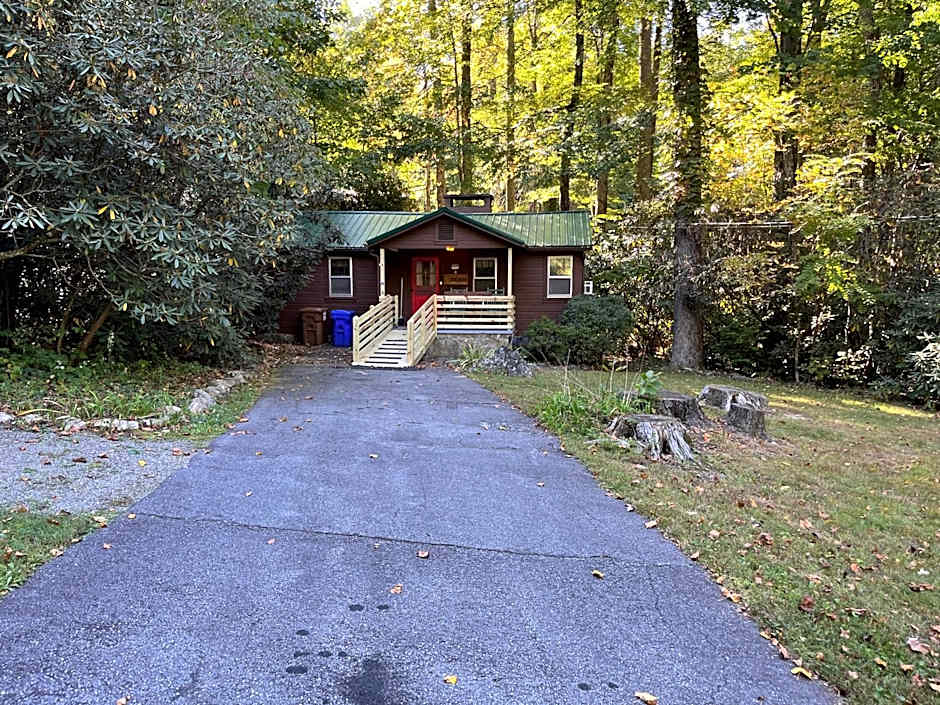 Cozy Cabin Pet Friendly ADA Compatible