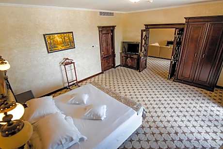 Deluxe King Suite