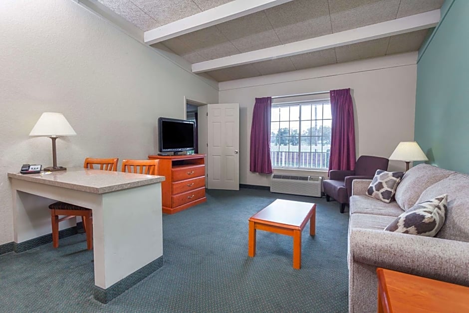 Days Inn & Suites by Wyndham Lexington