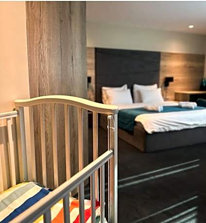 Deluxe Double Room (2 Adults + 1 Child)