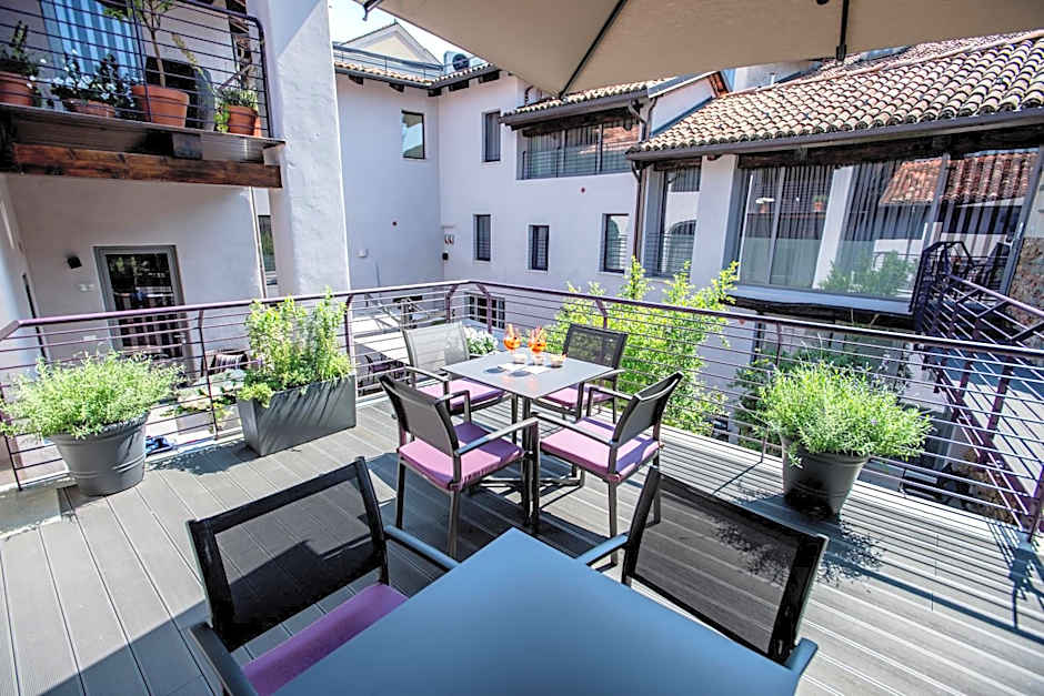 Uve Rooms & Wine Bar