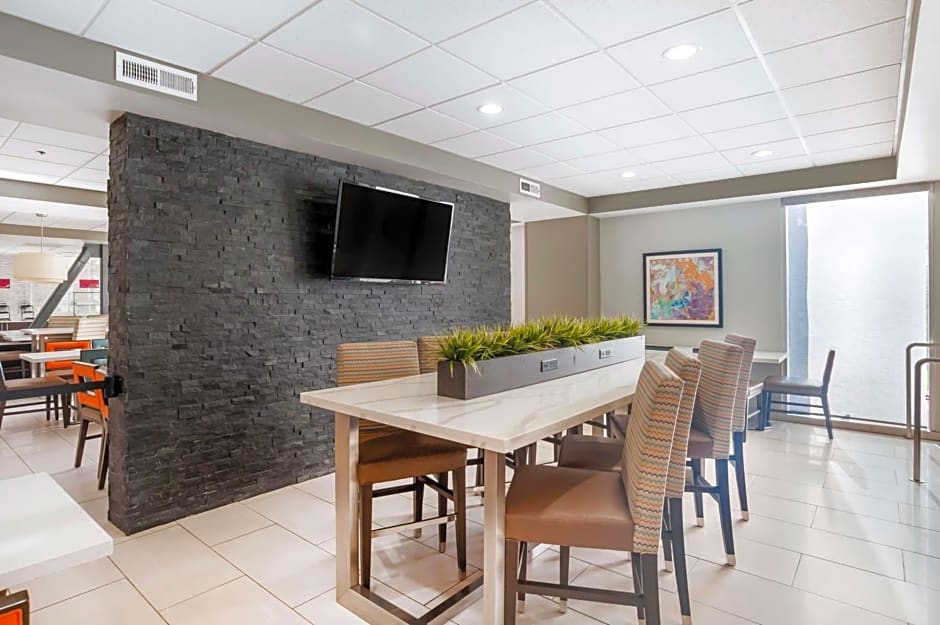 Best Western Plus Commerce Hotel