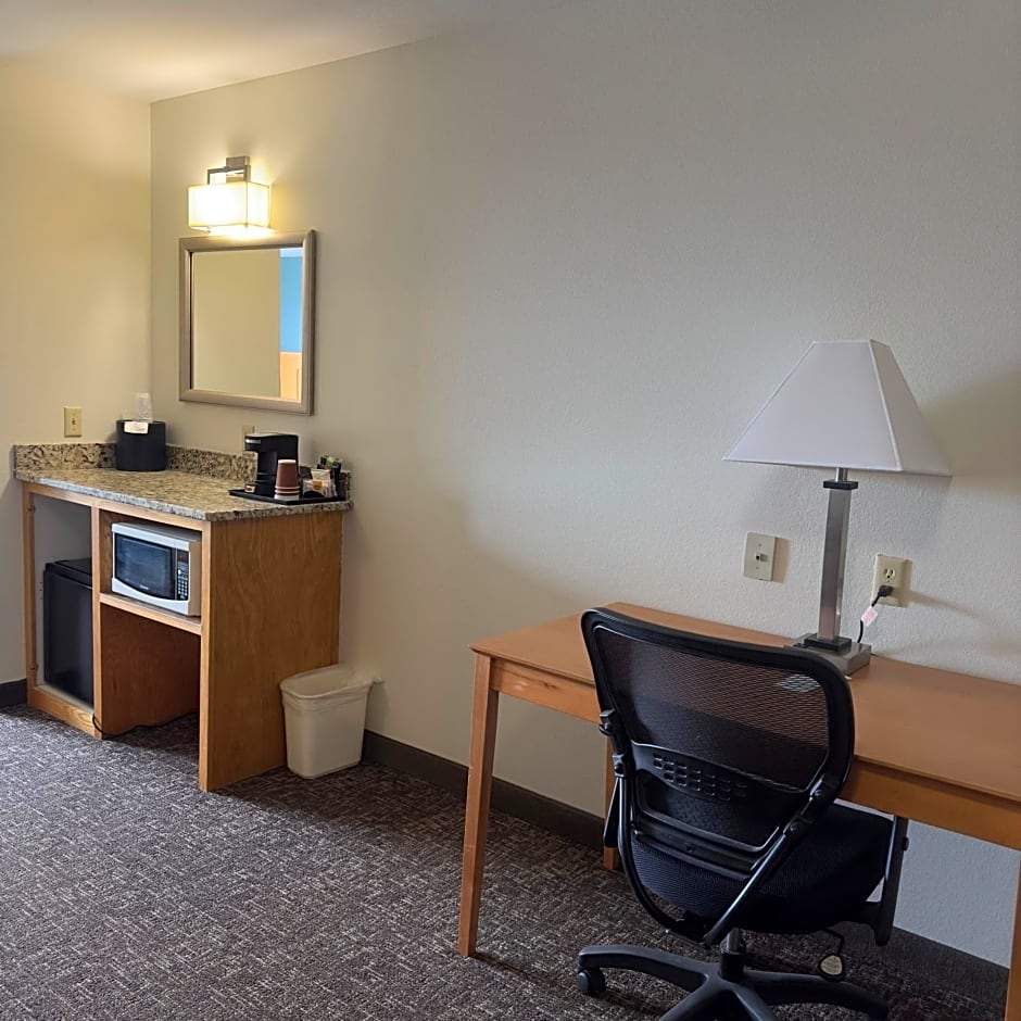 Duluth Inn & Suites Near Spirit Mountain