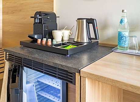 Premium Room with One Queen Bed