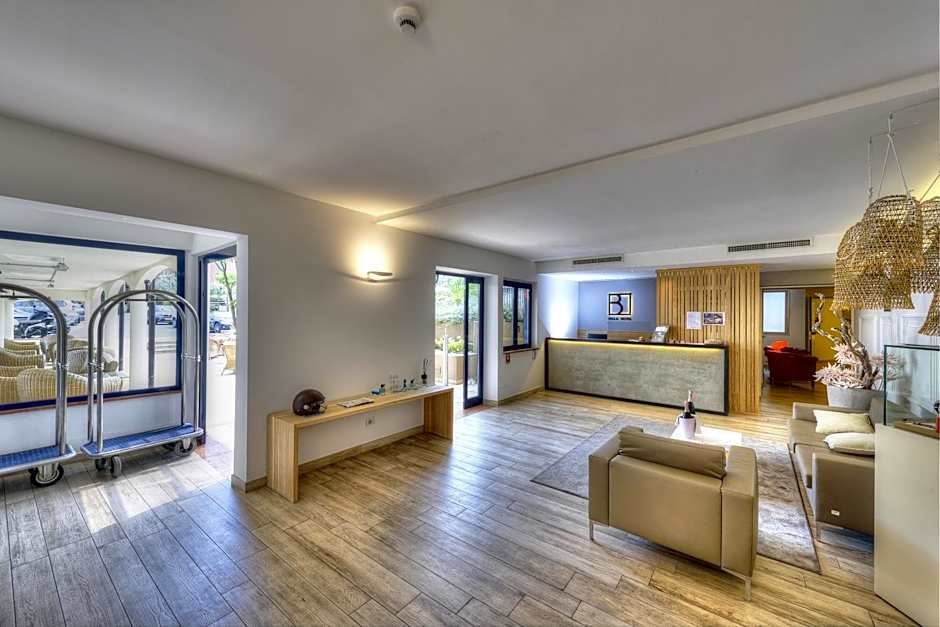 Bella Hotel & Restaurant with private dock for mooring boats