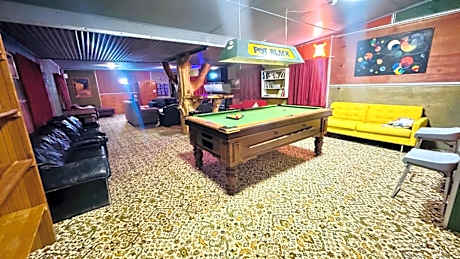 The Crossing Lodge & Backpackers