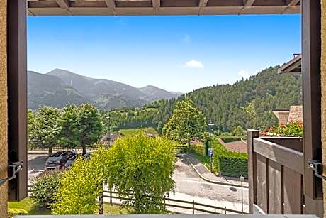 One-Bedroom Apartment with Balcony and  Mountain View (4 People)