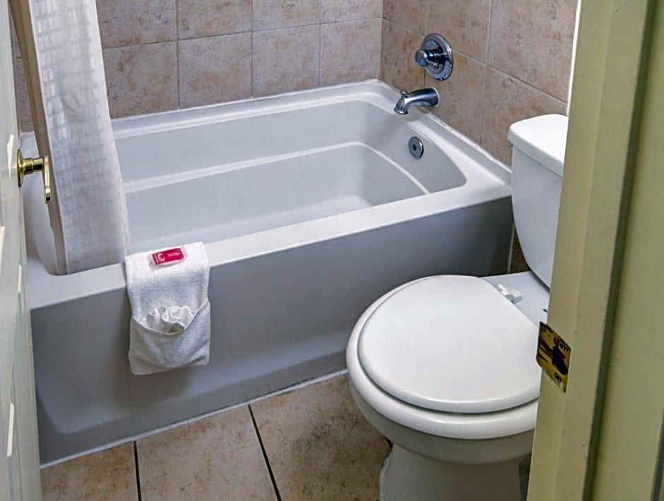 Econo Lodge East