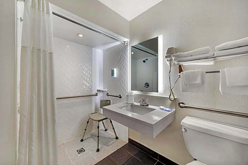 Quality Inn & Suites NJ State Capital Area