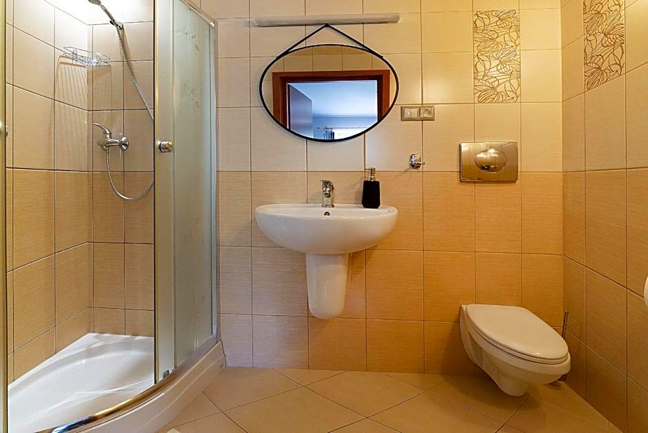 Nefryt - lodówka i czajnik w pokoju, dwa aneksy kuchenne ogólnodostępne, duży parking