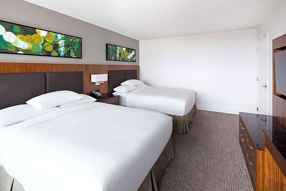 DoubleTree by Hilton Hotel & Suites Victoria