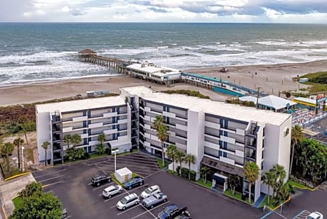 La Quinta Inn & Suites by Wyndham Cocoa Beach Oceanfront